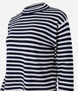 Sweater de punto de manga larga, con rayas horizontales en azul marino y blanco. Presenta cuello redondo ligeramente elevado y puños y ruedo en color blanco liso.