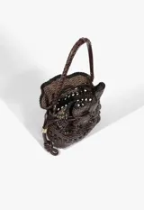 Cartera tipo bucket marrón oscuro de cuero con diseño trenzado y cierre de cordón ajustable, asa superior trenzada y monedero rectangular desmontable con cierre.