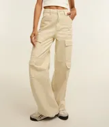 Pantalón wide leg de cintura alta en sarga, con bolsillos cargo laterales y trabillas en la cintura.