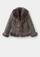 Chaqueta efecto ante color gris oscuro con detalles de pelo sintético en el cuello, solapas, puños y dobladillo. Diseño entallado de manga larga con cierre frontal de ganchos ocultos.