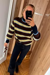 Sweater de tejido de punto con diseño a rayas horizontales en tonos marrón, amarillo y celeste. Presenta cuello redondo, mangas largas con puños acanalados y una silueta relajada.
