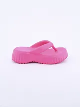 Sandalia tipo ojota de plataforma alta, confeccionada en material sintético de color fucsia, con diseño de suela acanalada.