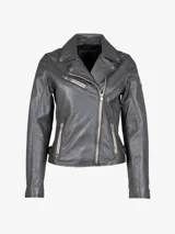 Chaqueta de cuero gris con corte biker, cierre cruzado con cremallera y cuello con solapas y botones a presión.