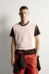 Camiseta de corte regular fit en color rosado, con cuello redondo y mangas cortas en color marrón oscuro a contraste.