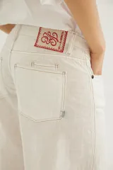 Pantalón wide leg de tiro medio con bolsillos delanteros y traseros, confeccionado en mezcla de lino y algodón.