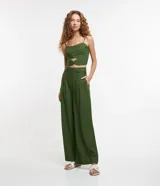 Pantalón pantalona confeccionado en viscosa con lino, color verde, de cintura ancha con botones laterales y corte amplio.