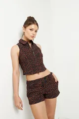 Short marrón con estampado animal print negro, de tiro bajo y corte ajustado.