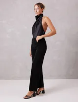 Pantalón wide leg de tejido con acabado brillante, marca Allie Rose. Presenta una pretina elástica fina y una costura vertical frontal que recorre toda la pierna.