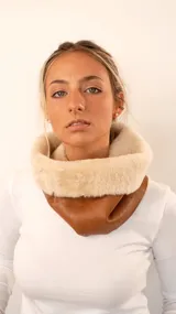 Cuello de cuero color marrón con interior de lana color crudo.