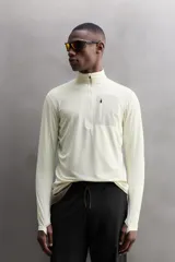 Camiseta de manga larga negra, confeccionada en tejido técnico ligero y elástico. Tiene cuello alto con cremallera, corte slim fit, bolsillo frontal con cremallera y puños con cinta a contraste.