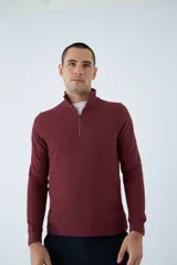 Buzo de hombre color bordó, con medio cierre frontal, cuello alto y logo estampado en el pecho. De corte regular y manga larga.