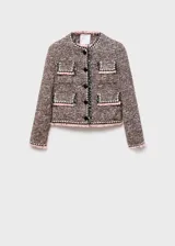 Chaqueta de tweed con diseño recto y cuello redondo. Presenta cierre frontal con botones, manga larga y cuatro bolsillos de solapa en la parte delantera. Destaca por sus terminaciones deshilachadas y ribetes en contraste.