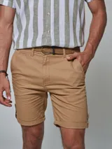 Bermuda blanca de algodón y poliéster, corte regular fit, con cinturón, dos bolsillos delanteros, dos bolsillos traseros, un bolsillo relojero y botamanga con presilla.