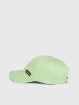 Gorra de sarga color verde menta con visera curva y parche engomado con el logo de Calvin Klein en la parte frontal. Cuenta con cierre ajustable en la parte trasera.