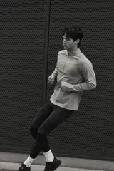 Calza deportiva negra de running, con cintura elástica y bolsillos laterales. Cuenta con tecnología DryMove para absorber la humedad.