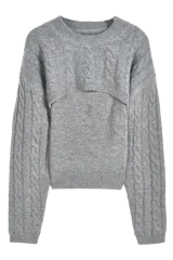Sweater gris tejido con musculosa tejida lisa y sobre capa de buzo crop trenzado.
