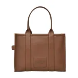 Bolso tipo tote de gran tamaño, confeccionado en cuero negro con textura granulada. Presenta el logo de la marca estampado en el frente con la inscripción The Tote Bag Marc Jacobs. Cuenta con asas superiores resistentes y un diseño espacioso.