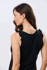 Musculosa azul marino con escote redondo y tirantes decorados con volados fruncidos.