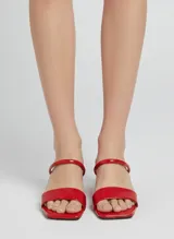 Sandalias rojas de taco medio, con punta cuadrada y dos tiras en el empeine, una fina y otra más ancha con textura.