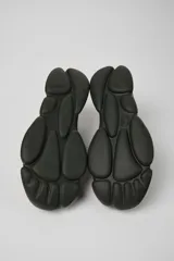 Championes Camper modelo Karst Bio, en color marrón oscuro con detalles de líneas naranjas y suela voluminosa de goma negra.