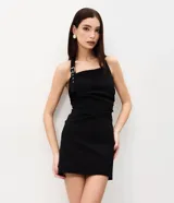 Enterito corto negro de bengalina, con escote halter, modelado ajustado y detalle de hebilla en la tira.