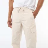 Pantalón cargo de corte regular fit en color gris claro (Gris Lune), con bolsillos laterales en las piernas y cordón ajustable en la cintura.