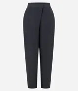 Pantalón de sastrería color gris oscuro, de tiro alto y corte recto. Presenta un diseño sofisticado con un cruce frontal superpuesto en la cintura y cierre oculto.