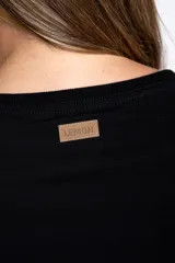 Remera de algodón con elastano, color negro, con mangas 3/4 y cuello redondo. Presenta un calce al cuerpo y está confeccionada en algodón peinado suave y resistente.