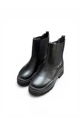 Bota Chelsea de cuero sintético marrón, con paneles laterales elásticos negros, suela chunky acanalada de goma negra y presilla trasera.