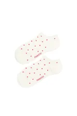 Par de medias invisibles color blanco con estampado de lunares rojos y logo de la marca bordado en el lateral.