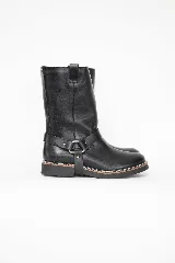 Bota de caña alta negra con diseño urbano, correa decorativa en el tobillo con argolla metálica y remaches plateados, suela de goma con costura reforzada y tirador trasero.
