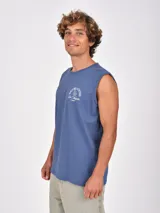 Musculosa negra de corte recto, sin mangas y con cuello redondo. Presenta un estampado frontal en blanco con texto en tipografía estilo retro.