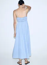 Vestido midi de denim suave en color celeste, con tirantes finos, escote cuadrado fruncido y silueta evasé.