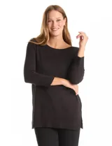 Buzo de tejido fino en color negro, con cuello redondo decorado con apliques de strass. Presenta mangas tres cuartos con puños acanalados y aberturas laterales en el ruedo.