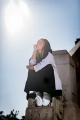 Canguro oversize negro con capucha y mangas largas.