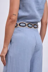 Pantalón celeste de lino de corte palazzo con pinzas en la cintura.