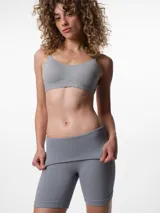 Short modelante de tiro alto con diseño seamless y textura acanalada. Confeccionado en microfibra, ofrece compresión localizada en la zona de la cintura para un efecto estilizante y una sujeción firme pero cómoda.