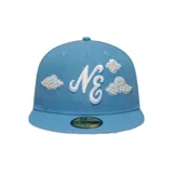 Gorra New Era modelo 59Fifty de visera plana, color celeste. Presenta un diseño bordado con las letras "NE" en blanco en el panel frontal y detalles de nubes bordadas con aplicaciones de perlas sintéticas. Incluye el logo de la marca bordado en el lateral izquierdo.
