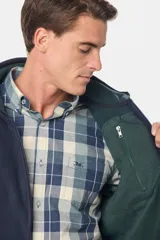 Campera polar térmica de corte recto y cuello alto, con cierre frontal completo en contraste. Presenta bolsillos laterales con cierre y un bolsillo vertical en el pecho, todos con detalles en color azul marino.