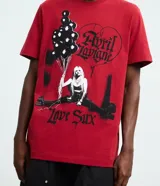 Remera de algodón color rojo con estampado gráfico frontal de Avril Lavigne, globos y letras en estilo gótico.