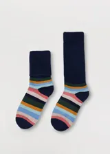 Medias de media caña con felpa, tejido super grueso y diseño a rayas horizontales de colores.