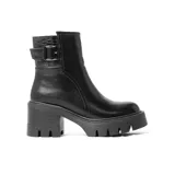 Bota corta negra de cuero con caña de corte recto, cierre lateral y hebilla decorativa. Tiene suela track y taco ancho.