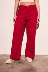 Pantalón de jean rojo, de corte ancho y tiro medio.
