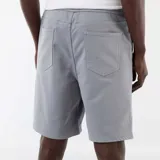 Bermuda ligera de color gris, con bolsillos laterales y diseño cómodo para uso diario.