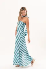 Vestido largo celeste y verde con patrón de zigzag, escote palabra de honor y detalle de lazo al cuello.