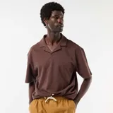 Remera de punto color marrón con cuello polo abierto y mangas cortas de corte holgado.