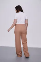 Pantalon de corte recto y tiro alto, confeccionado en tela de poliester de color marron.