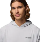 Remera con capucha Columbia modelo PFG Solar Stream Hoo de manga larga en color gris, con tecnología Omni-Shade de protección UV y Omni-Wick de secado rápido, ideal para pesca y actividades al aire libre.