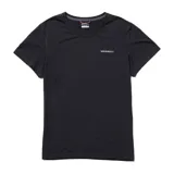 Remera técnica de manga corta Merrell, color negro, con cuello redondo y logo de la marca estampado en el pecho. Diseñada con tecnología Drirelease para control de humedad, propiedades anti-olor y protección UPF30+.