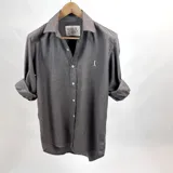 Camisa gris de algodón peletizado con textura leñadora, de manga larga y corte clásico.